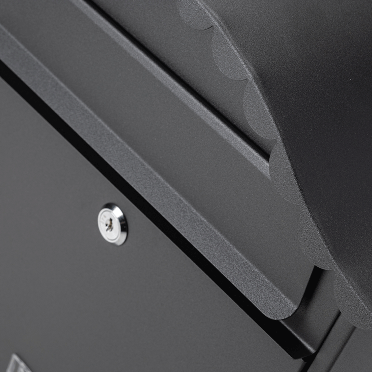 Kültéri postaláda, 372x355x133 mm, acél, RAL9011 – 65.250